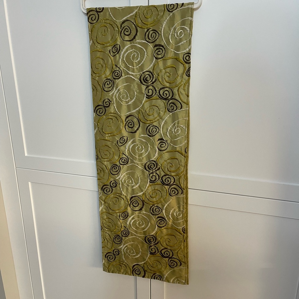 Green and Brown Swirl Patterned Island/Table Runner